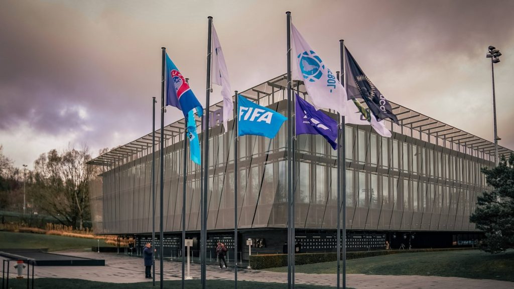 Fachada acristalada de la sede de la FIFA en Zúrich con las banderas de las confederaciones continentales