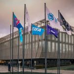 Fachada acristalada de la sede de la FIFA en Zúrich con las banderas de las confederaciones continentales