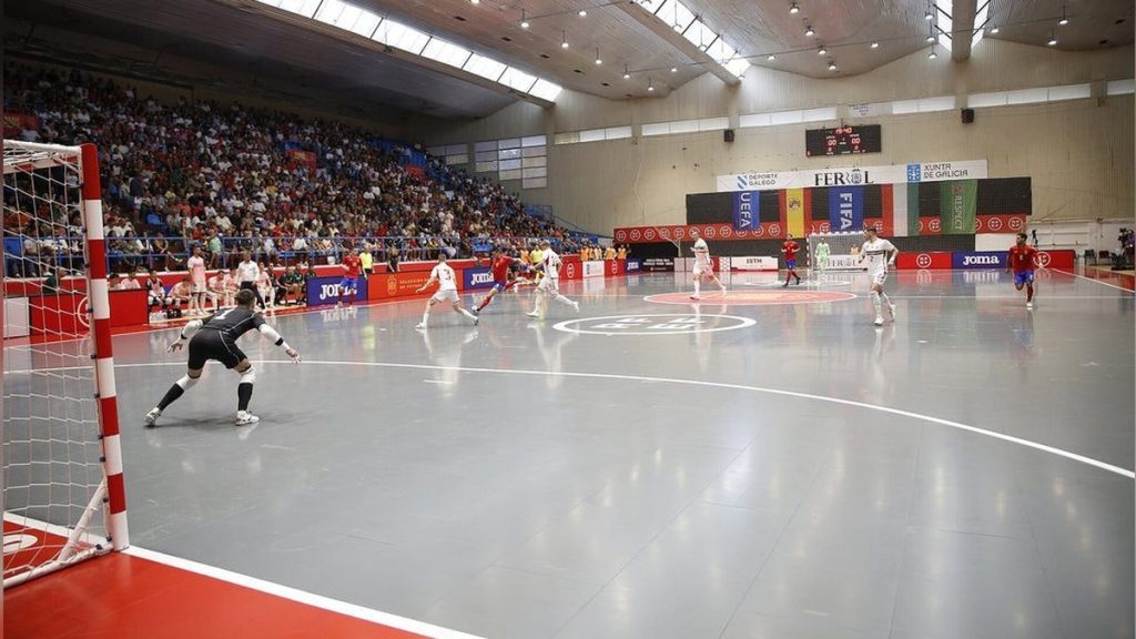 La selección española de fútbol sala ataca la portería rival en un partido internacional disputado en Ferrol