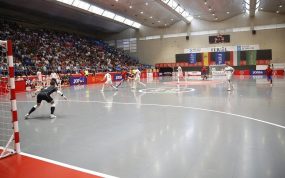 La selección española de fútbol sala ataca la portería rival en un partido internacional disputado en Ferrol
