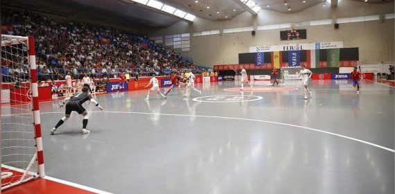 La selección española de fútbol sala ataca la portería rival en un partido internacional disputado en Ferrol