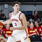 Sergio de Larrea, con la camiseta blanca número 3 de España, conduce el balón ante un jugador de Portugal