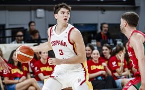 Sergio de Larrea, con la camiseta blanca número 3 de España, conduce el balón ante un jugador de Portugal