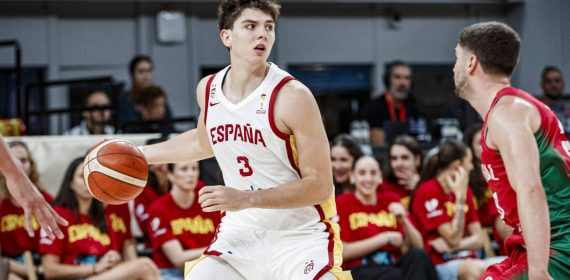 Sergio de Larrea, con la camiseta blanca número 3 de España, conduce el balón ante un jugador de Portugal