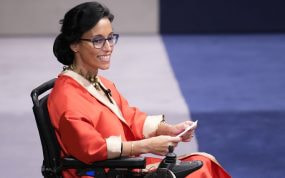 Teresa Perales habla ante el micrófono durante la ceremonia de los Premios Princesa de Asturias