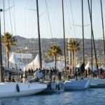 Veleros oceánicos con mástiles de carbono amarrados en el pantalán de un puerto mediterráneo en una mañana de invierno