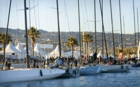 Veleros oceánicos con mástiles de carbono amarrados en el pantalán de un puerto mediterráneo en una mañana de invierno