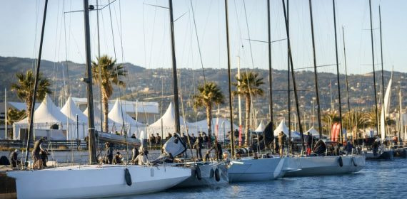 Veleros oceánicos con mástiles de carbono amarrados en el pantalán de un puerto mediterráneo en una mañana de invierno