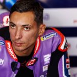 Toprak Razgatlioglu, con el mono del Prima Pramac Yamaha, espera en el box antes de la carrera de Misano