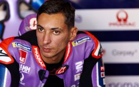Toprak Razgatlioglu, con el mono del Prima Pramac Yamaha, espera en el box antes de la carrera de Misano