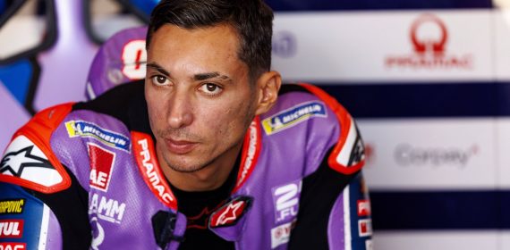Toprak Razgatlioglu, con el mono del Prima Pramac Yamaha, espera en el box antes de la carrera de Misano