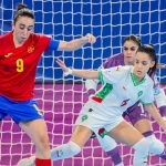 Vane Sotelo, con la camiseta roja número 9 de España, protege el balón ante una jugadora de Marruecos