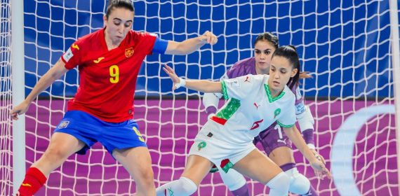 Vane Sotelo, con la camiseta roja número 9 de España, protege el balón ante una jugadora de Marruecos