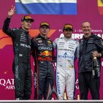 George Russell, Max Verstappen y Carlos Sainz posan en el podio de Bakú delante de las banderas británica, neerlandesa y española