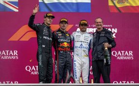 George Russell, Max Verstappen y Carlos Sainz posan en el podio de Bakú delante de las banderas británica, neerlandesa y española