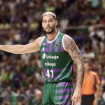 Willy Hernangómez, con la camiseta del Unicaja y el dorsal 41, señala con el brazo extendido ante el Real Madrid