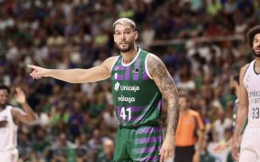 Willy Hernangómez, con la camiseta del Unicaja y el dorsal 41, señala con el brazo extendido ante el Real Madrid