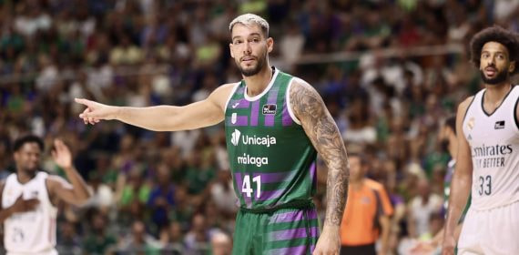 Willy Hernangómez, con la camiseta del Unicaja y el dorsal 41, señala con el brazo extendido ante el Real Madrid