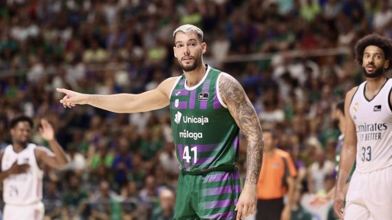 Willy Hernangómez, con la camiseta del Unicaja y el dorsal 41, señala con el brazo extendido ante el Real Madrid