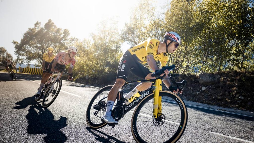 Wout van Aert rueda en cabeza durante la cuarta etapa de la Vuelta a España 2026 en Andorra