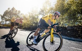Wout van Aert rueda en cabeza durante la cuarta etapa de la Vuelta a España 2026 en Andorra