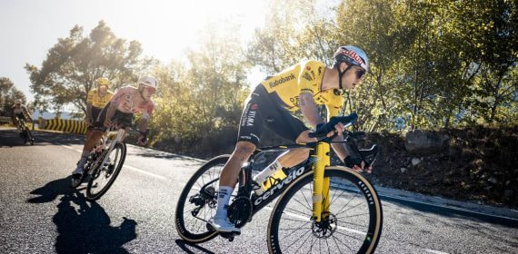 Wout van Aert rueda en cabeza durante la cuarta etapa de la Vuelta a España 2026 en Andorra