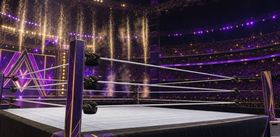 Ring de lucha libre vacío en el centro de un gran estadio al aire libre de noche, con luces moradas y chispas al fondo