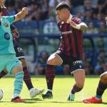 Xavi Espart remata justo antes de marcar el primer gol del partido en el Levante - FC Barcelona de la jornada 5 de LaLiga 2026/27.