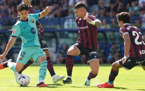 Xavi Espart remata justo antes de marcar el primer gol del partido en el Levante - FC Barcelona de la jornada 5 de LaLiga 2026/27.