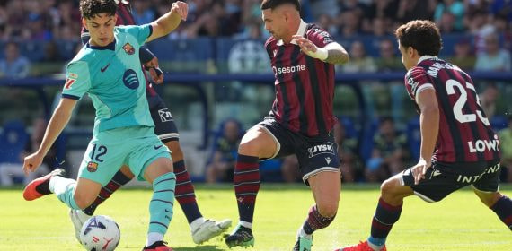 Xavi Espart remata justo antes de marcar el primer gol del partido en el Levante - FC Barcelona de la jornada 5 de LaLiga 2026/27.