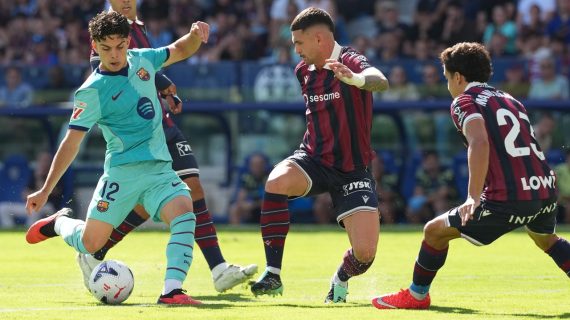 Xavi Espart remata justo antes de marcar el primer gol del partido en el Levante - FC Barcelona de la jornada 5 de LaLiga 2026/27.