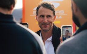 Beñat San José da declaraciones a la prensa durante el evento realizado por Skechers en Los Ángeles de San Rafael (Segovia).