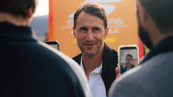 Beñat San José da declaraciones a la prensa durante el evento realizado por Skechers en Los Ángeles de San Rafael (Segovia).