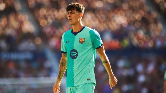 Marc Bernal, del FC Barcelona, durante un partido de su equipo contra el Levante en el Ciutat de València, correspondiente a LaLiga 2026/27.