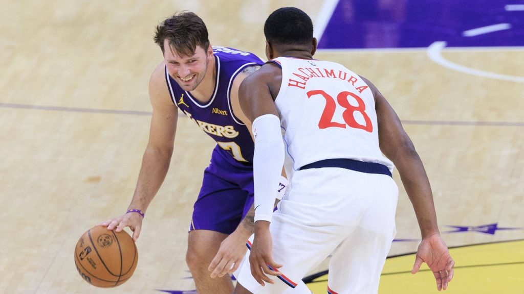 Luka Doncic, con el balón controlado, en un partido de la temporada regular de la NBA 2026/27 entre Los Ángeles Lakers y Los Ángeles Clippers.