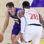 Luka Doncic, con el balón controlado, en un partido de la temporada regular de la NBA 2026/27 entre Los Ángeles Lakers y Los Ángeles Clippers.