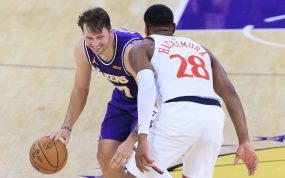 Luka Doncic, con el balón controlado, en un partido de la temporada regular de la NBA 2026/27 entre Los Ángeles Lakers y Los Ángeles Clippers.