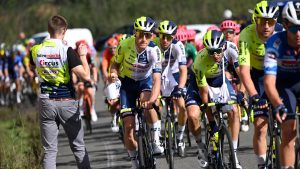 Cómo comen los ciclistas en carrera: el avituallamiento, la musette y las reglas para tirar los bidones