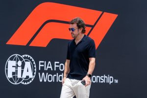 Alonso carga contra la FIA tras su remontada hasta la octava plaza en Baréin