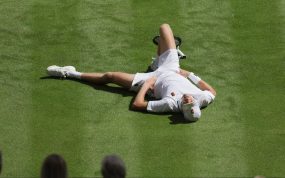 Jannik Sinner, lesion de rodilla, Wimbledon 2026.