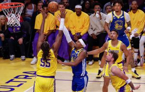 Qué es el goaltending o interposición en baloncesto: el tapón ilegal y la regla en la que la NBA y la FIBA no coinciden