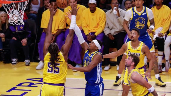Qué es el goaltending o interposición en baloncesto: el tapón ilegal y la regla en la que la NBA y la FIBA no coinciden
