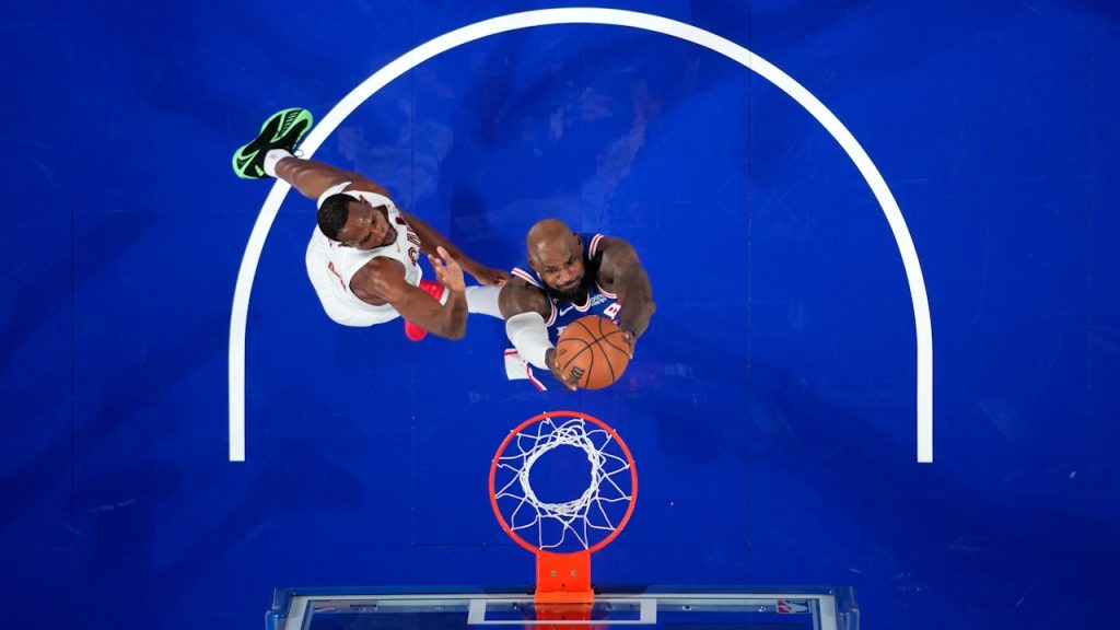 LeBron James, Philadelphia 76ers, remontada, comeback, Cleveland Cavs, NBA, octubre, 2026