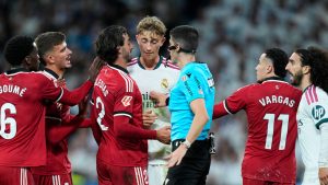 Betis y Sevilla cargan contra el arbitraje tras caer ante Barcelona y Real Madrid