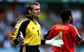 Santi Cañizares durante el partido entre Yugoslavia y España de la Eurocopa 2000 en Brujas.