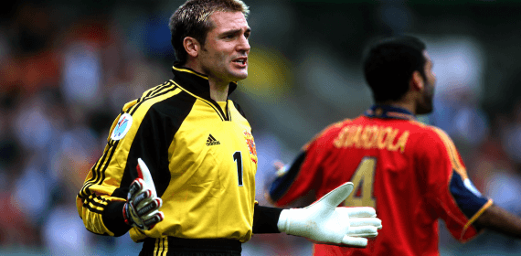 Santi Cañizares durante el partido entre Yugoslavia y España de la Eurocopa 2000 en Brujas.