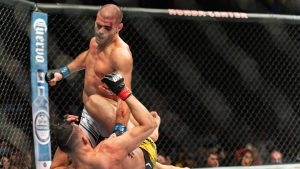 Qué es el ground and pound en la UFC: golpear desde arriba, lo que permite el reglamento y el fin de la prohibición de los codos 12-6