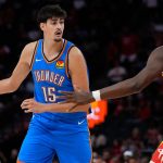 Aday Mara con el balón en su posesión en un partido de pretemporada de la NBA entre Oklahoma City Thunder, su equipo, y Houston Rockets.