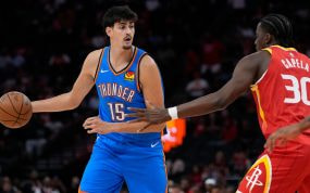 Aday Mara con el balón en su posesión en un partido de pretemporada de la NBA entre Oklahoma City Thunder, su equipo, y Houston Rockets.