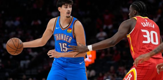 Aday Mara con el balón en su posesión en un partido de pretemporada de la NBA entre Oklahoma City Thunder, su equipo, y Houston Rockets.